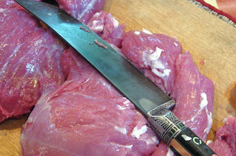 1. Этап. Люля-кебаб из баранины: Мякоть моем и удаляем сухожилия и лишний жир.