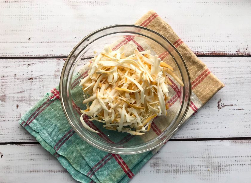 1. Этап. Салат Копченая капуста: Сыр натрите на средней терке.