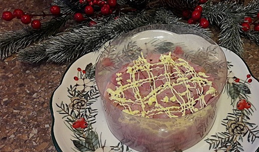 1. Этап. Новогодний салат с ананасами и индейкой: Ставим кольцо на тарелку для подачи (у меня из пластиковой бутылки) и собираем салат. 1 слой - мясо, 2 слой - сетка из майонеза