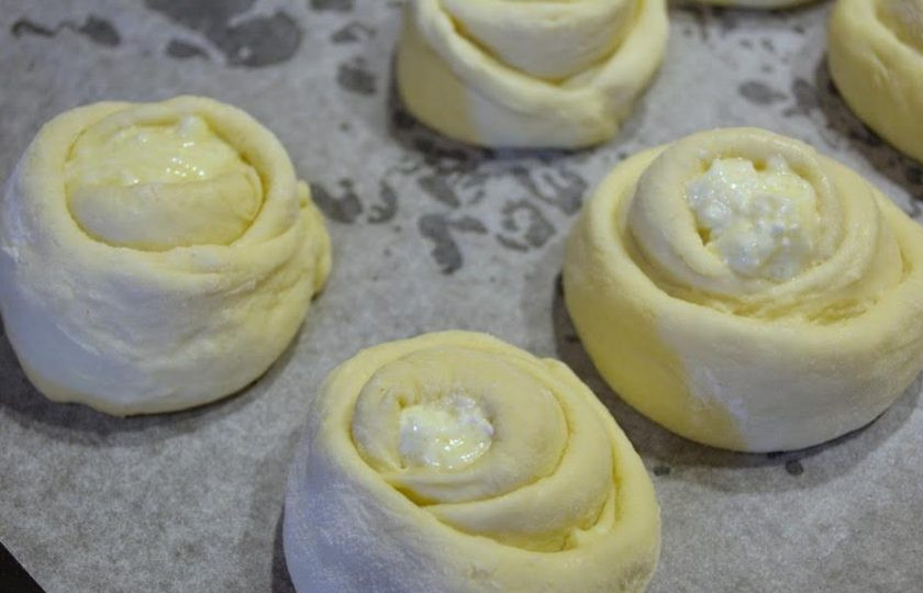 1. Этап. Ватрушки с творогом: 7. Перенесите ватрушки на противень. Смажьте взбитым желтком.