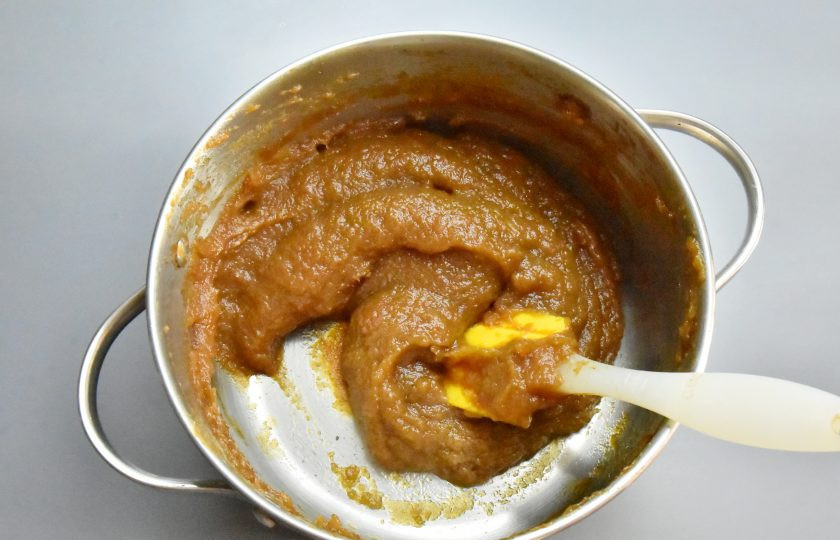 1. Этап. Яблочное масло со специями: Когда масса станет еще более плотной и приобретет карамельный оттенок, снимите посуду с огня. Яблочное масло готово!