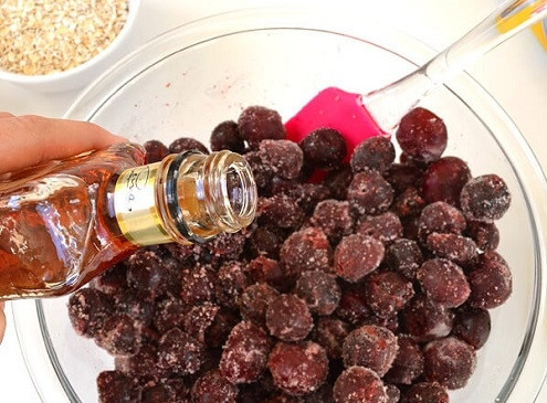 1. Этап. Овсяный крамбл: 1. Выложите ягоды в глубокую мисочку (в данном случае используются в рецепте приготовления овсяного крамбла замороженные вишни) и добавьте по вкусу сахар. Полейте амаретто, аккуратно перемешайте и отставьте в сторону на некоторое время.