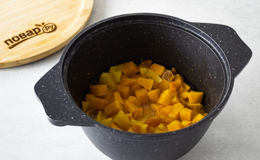 1. Этап. Варенье из тыквы без сахара: Переложите цедру, апельсин и курагу в кастрюлю с тыквой. Влейте воду. Доведите до кипения и варите на медленном огне 15-20 минут, пока тыква не станет мягкой.