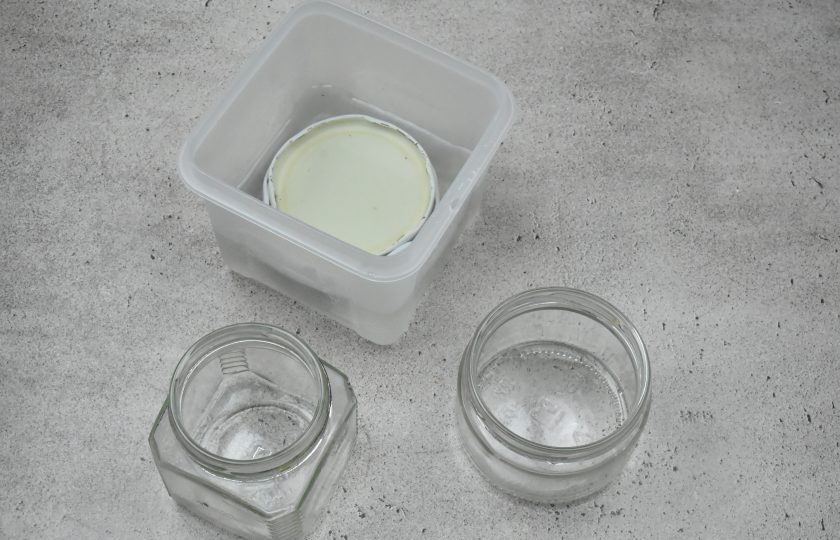 1. Этап. Черемша с салом на зиму: Подготовьте для заготовки чистую, сухую посуду с крышками, для надежности хранения можно простерилизовать банки с крышками любым удобным для вас способом.