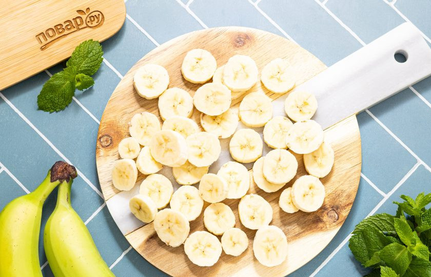 1. Этап. Банановые чипсы в аэрогриле: Нарежьте бананы на тонкие кружочки.