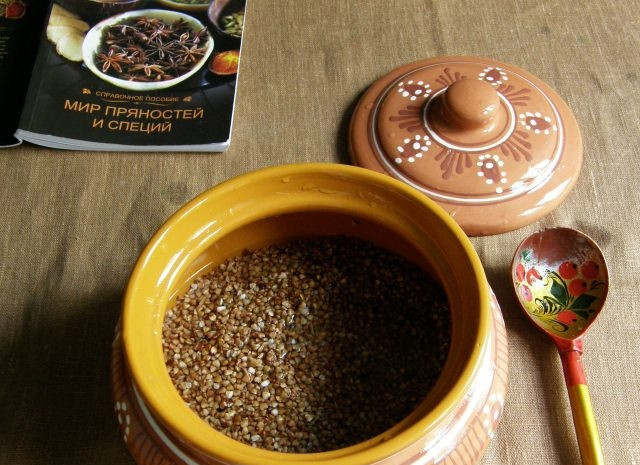 1. Этап. Гречка в горшочке в духовке: Для начала нам необходимо очистить крупу от мусора и хорошенько промыть несколько раз под холодной водой. Затем выкладываем гречку в горшочек и заливаем водой в соотношении 1:2, то есть на 250 грамм гречки нам понадобится 500 грамм воды. Добавляем сахар и соль.