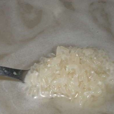 1. Этап. Плов с курагой: Рис заливаем холодной водой, добавляем в него 2 столовые ложки соли и даем настояться около 2 часов.