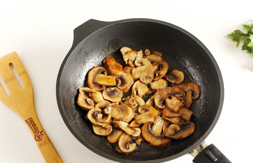 1. Этап. Соус для спагетти: Готовьте периодически помешивая до испарения жидкости.