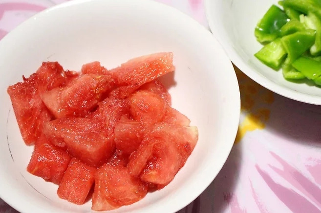 1. Этап. Арбузная сальса: 1. Очистите сладкий перец, вымойте и измельчите. Нарежьте мякоть арбуза, предварительно удалив косточки.