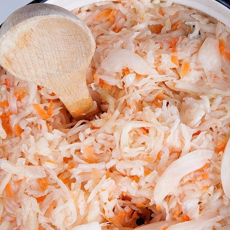 1. Этап. Квашеная капуста: Оставляем капусту в теплом месте. Приблизительно раз в два дня нужно будет протыкать капусту, чтобы из нее вышел скопившийся газ. Я обычно делаю это при помощи обыкновенной деревянной ложки.