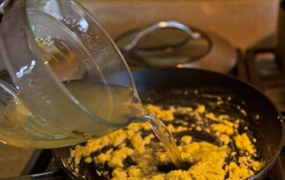 1. Этап. Спаржа в сырном соусе: 4. Обжарьте до румяности муку. Влейте 1/2 стакана воды от спаржи. Добавьте соль и перец. Тщательно перемешайте.