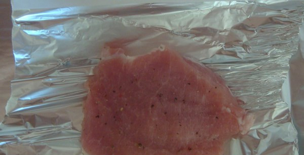 1. Этап. Копченое мясо в домашних условиях: Выкладываем на лист фольги и плотно заворачиваем.