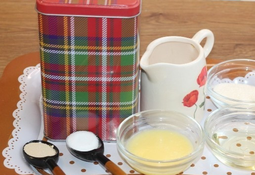 1. Этап. Закусочные пирожки с рубленной индейкой: 1. Все продукты для приготовления теста - комнатной температуры. Масло сливочное растапливаем и немного охлаждаем.