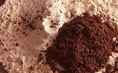 1. Этап. Торт с вишней и орехами: В другой миске смешайте половину муки, какао и разрыхлитель. В эту смесь влейте яичную массу. Потом всыпьте оставшуюся муку и замешайте тесто.