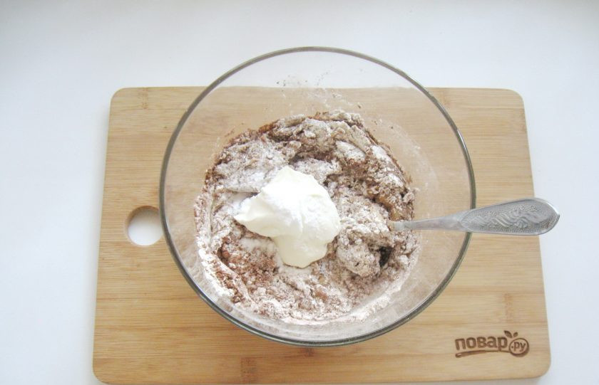 1. Этап. Шоколадный торт с черносливом и орехами: Насыпьте разрыхлитель.