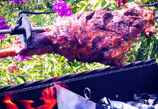 1. Этап. Копченая баранья нога: Теперь отправляемся на природу. Насадите ногу на вертел, разместите над дымом и коптите около полутора часов медленно поворачивая. На стол подавайте баранью ногу с овощами и зеленью.