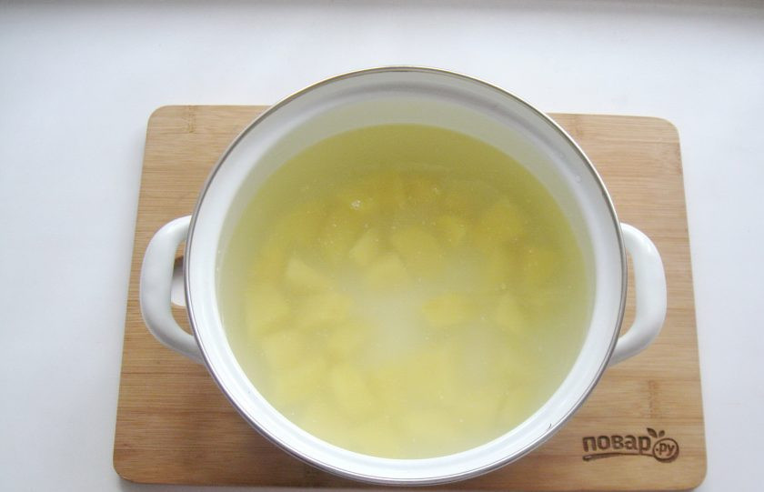 1. Этап. Рассольник с индейкой: После индейку достаньте из кастрюли, удалите кости и шкурку. Бульон процедите и выложите нарезанный картофель. Начинайте варить рассольник.