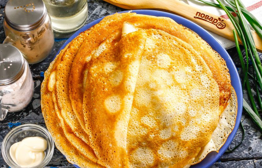 1. Этап. Блины на минералке и молоке: Выложите готовые блинчики на тарелку и подайте к столу теплыми с различными соусами, соленьями, начинками.