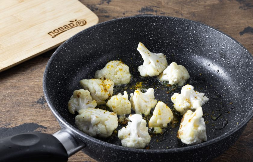 1. Этап. Цветная капуста и брокколи: Убавьте температуру, приправьте цветную капусту карри, влейте в сковороду несколько ложек воды и накройте крышкой. Потушите цветную капусту 3-4 минуты, пока она не станет мягкой.