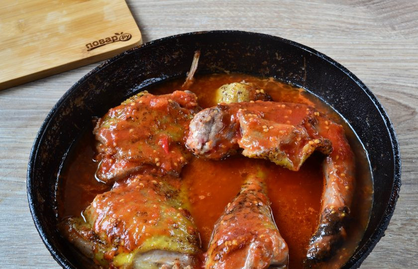 1. Этап. Жаркое из гуся: 3. Влейте томатный сок или томатную пасту, разведенную в воде. Потушите мясо 10 минут.