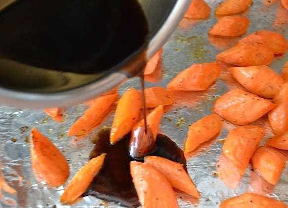 1. Этап. Карамелизированная морковь: 6. Достаньте морковь из духовки и полейте ее приготовленной глазурью.