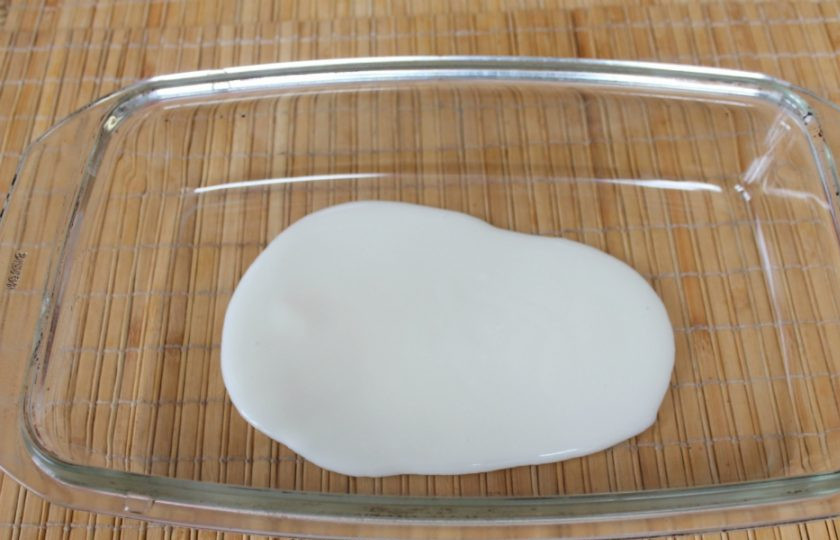 1. Этап. Рыба в кефире в духовке: Мариновать будем в посуде для запекания. Выливаем на дно кефир.