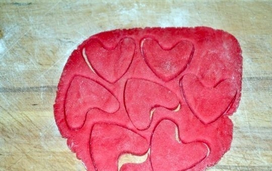 1. Этап. Простое печенье на 14 февраля: 6. Это тесто тоже раскатайте и вырежьте маленькие сердечки.