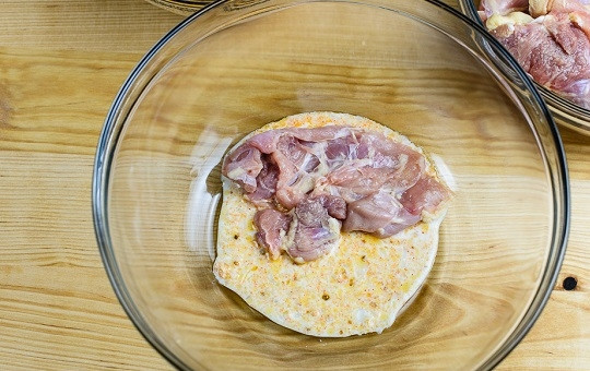 1. Этап. Куриные бедра без кости: 4. Отделенные от косточек бедрышки выложите в мисочку с маринадом.