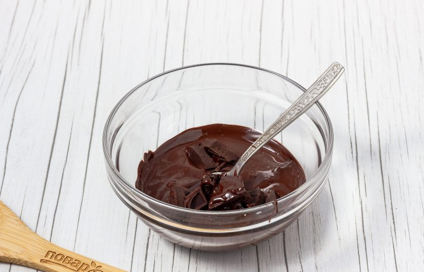 1. Этап. Шоколадный бисквитный рулет: Затем твердые кусочки добавьте в растопленный шоколад и размешайте до растворения. Именно так получим массу нужной густоты.