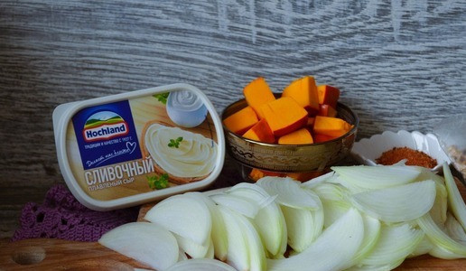 1. Этап. Говяжья голяшка в сливочно-овощном соусе: Лук почистить, нарезать перьями, тыкву нарезать.