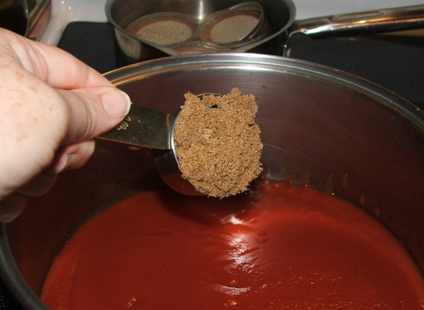 1. Этап. Консервированная фасоль в томатном соусе: Добавьте сахар коричневый.