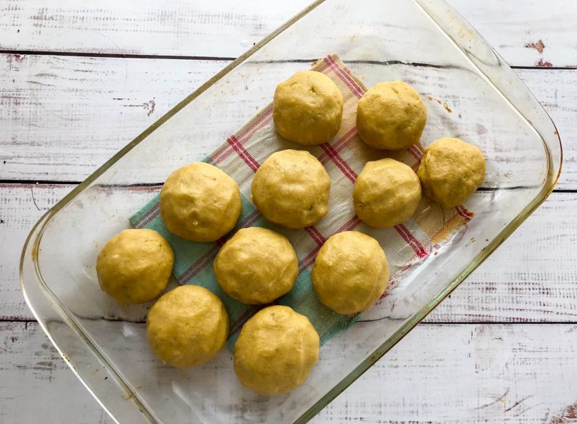 1. Этап. Банановые пряники: Сформируйте пряники, выложите их на жаропрочную форму и отправьте в предварительно разогретую духовку до 180 градусов на 30-35 минут.