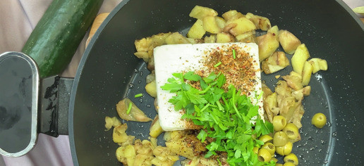 1. Этап. Запечённые баклажаны с фетой и яйцом: снимаем с плиты, добавляем соль, перец, сыр фета, приправы, зелень, оливки и всё это перемешиваем - это начинка для баклажана