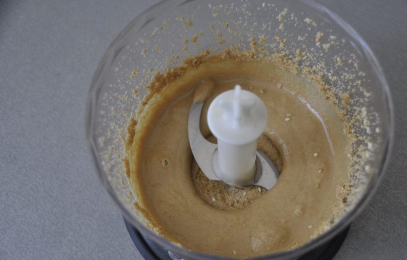 1. Этап. Бабагануш из баклажанов: Добавьте одну столовую ложку оливкового масла, но не сразу, а за 2-3 раза, продолжая смалывать кунжут, готовая паста должна быть гладкой и однородной.