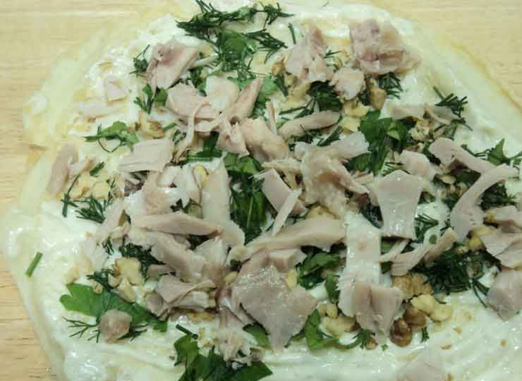 1. Этап. Рулетики из яичных блинчиков: Затем посыпьте орехами и порезанным мясом.