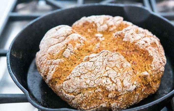 1. Этап. Овсяный хлеб: 5. Запекайте хлеб в разогретом до 230 градусов духовом шкафу 15 минут, затем уменьшите температуру до 200 градусов и выпекайте еще 25 минут.