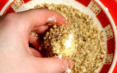 1. Этап. Печенье с повидлом: 9. Затем окунаем шарики в ореховую крошку.