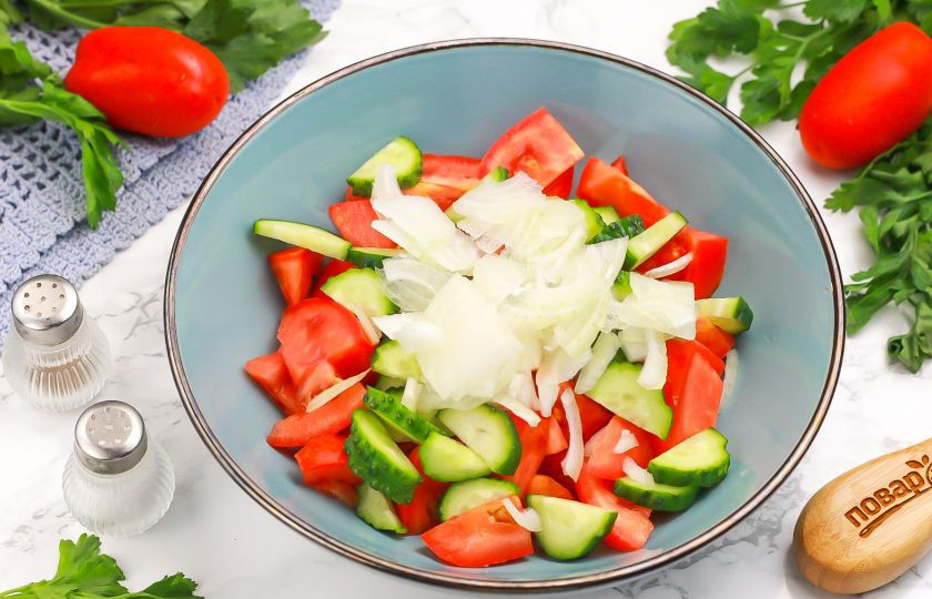 1. Этап. Салат Гарнир: Нарежьте луковицу тонкими полукольцами и добавьте к остальным ингредиентам.