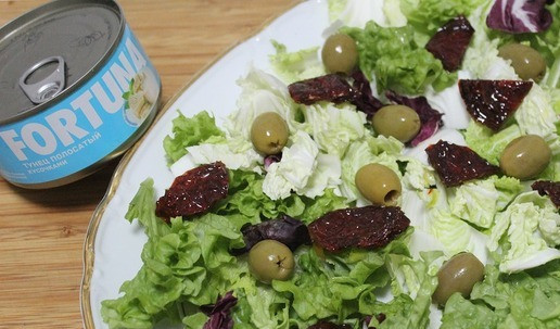 1. Этап. Салат Праздничный: На листья салата выложить вяленые томаты и оливки.