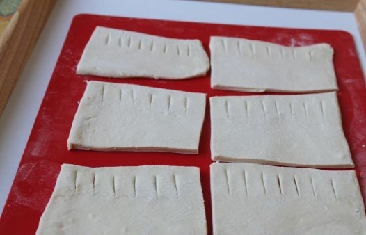 1. Этап. Слойки с вареньем: На одной половине каждого прямоугольника делаем надрезы.