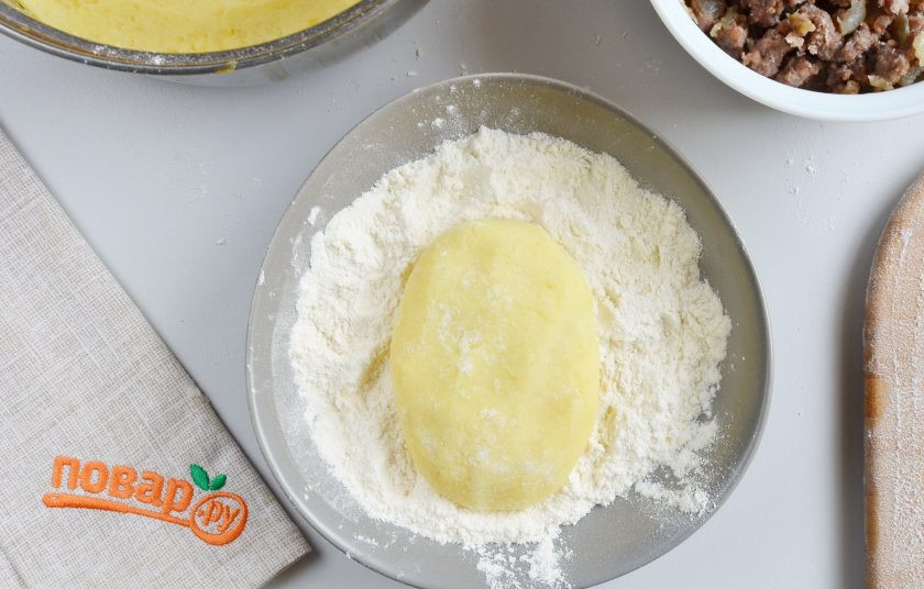 1. Этап. Фаршированные картофельные оладьи: Панируйте в муке.