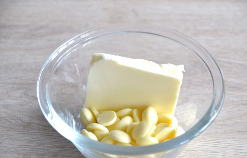 1. Этап. Канадские булочки: Растопите белый шоколад на водяной бане или в микроволновой печи. Можно добавить в него немного (примерно 20 грамм) сливочного масла.