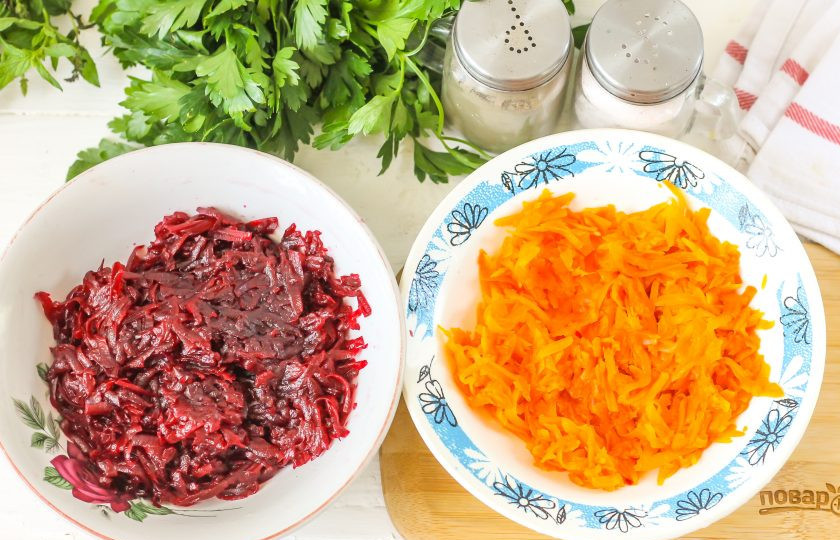 1. Этап. Селедка под шубой по Дюкану: Очистите от кожуры свеклу и морковь, натрите в отдельные емкости на терке с крупными ячейками.