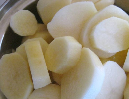 1. Этап. Жаркое из картошки: Крупно нарежьте картофель.