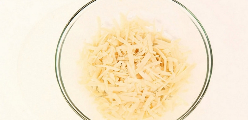 1. Этап. Гречневое ризотто с сыром: Натрите сыр на средней терке.