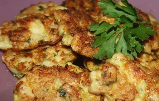 1. Этап. Еврейские котлеты из курицы: Обжарьте с двух сторон.