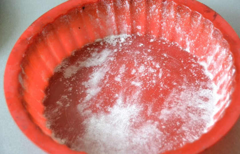 1. Этап. Лимонный торт с рикоттой: Подготовьте форму, лучше выпекать в разъемной форме диаметром 26 см., но можно и в силиконовой, которую предварительно смажьте сливочным маслом и слегка присыпьте мукой.