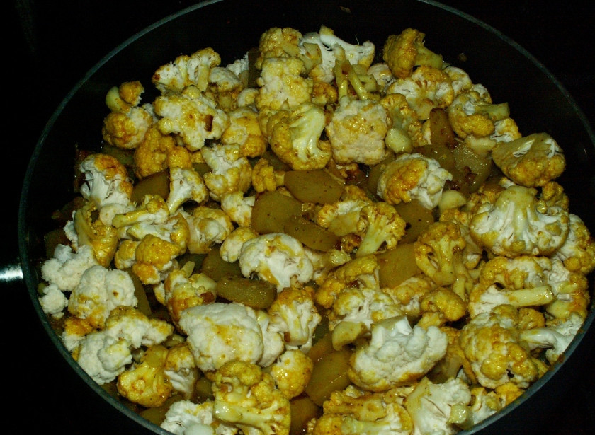 1. Этап. Тушеная картошка с цветной капустой: 6. Теперь смешиваем все овощи и обжариваем на слабом огне вместе. Солим по вкусу.