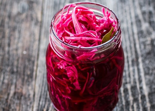 1. Этап. Краснокочанная капуста маринованная: 4. Готовую капусту можно сразу подавать к столу, а остаток переложить в баночку с плотно закрывающейся крышечкой и убрать в холодильник.