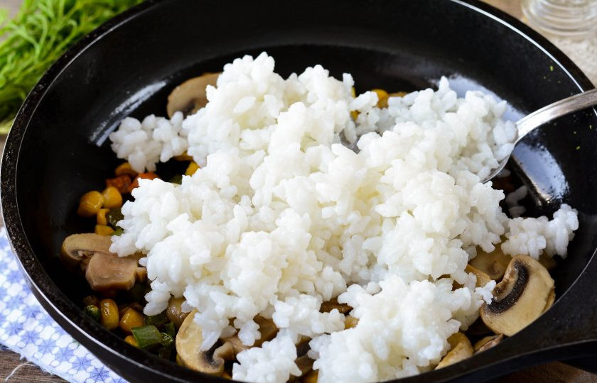 1. Этап. Диетический ризотто: Добавьте рис в сковороду с овощами и грибами.